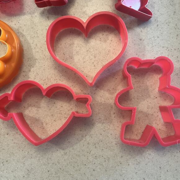 Lot Of 14 Vintage Plastic Cookie Cutters Various Holidays Bakercore Creativecook - Picture 3 of 8